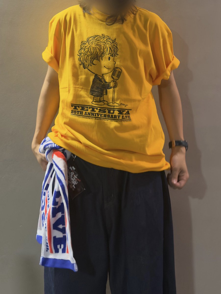 TETSUYA_STAFF's tweet photo. TETSUYA 25th ANNIVERSARY LIVEオフィシャルグッズのご紹介❣️

◻︎TETSUYA mascot tee(M,L,XL)¥4,200-

鮮やかなイエローが目を引く✨25周年記念Tシャツ🎤
TETSUYAのマスコットイラストが
描かれた、記念にぴったりのキュートな一枚です。

(model:167㎝)
XL size 着用

◻︎ジャガードマフラータオル
¥2,800-

赤・白・紺のトリコロールを基調とした
ジャガードマフラータオル‼︎
ふんわりとした肌触りで
使うたびに心地よさを感じられる一枚です。

◻︎LOGOクリアマルチケース
¥1,200-

透明感のあるクリア素材に
ロゴを配したマルチケース‼︎
チケットやアクセサリー収納など
ライヴ当日から普段使いまで大活躍です✨

▼グッズラインナップ、予約はこちら
https://t.co/4htkuKL5Lr

#TETSUYA
#25thANNIVERSARY
#何があっても