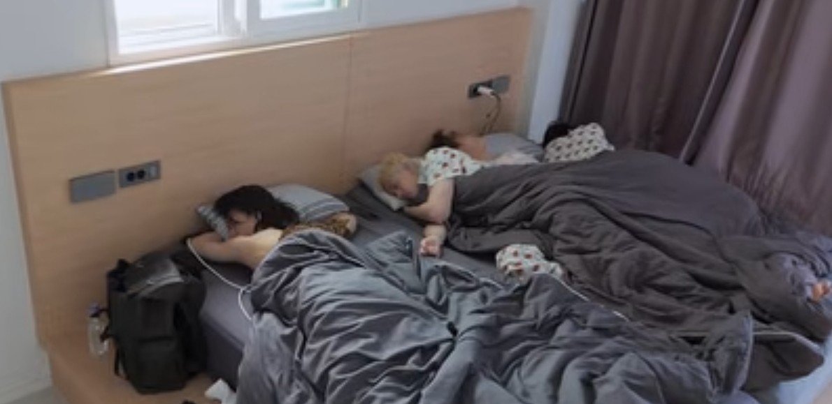 yongbokceta's tweet photo. tô rindo mt do Hyunjin sozinho em uma cama e os outros 3 na mesma https://t.co/IO3BxHgiN6