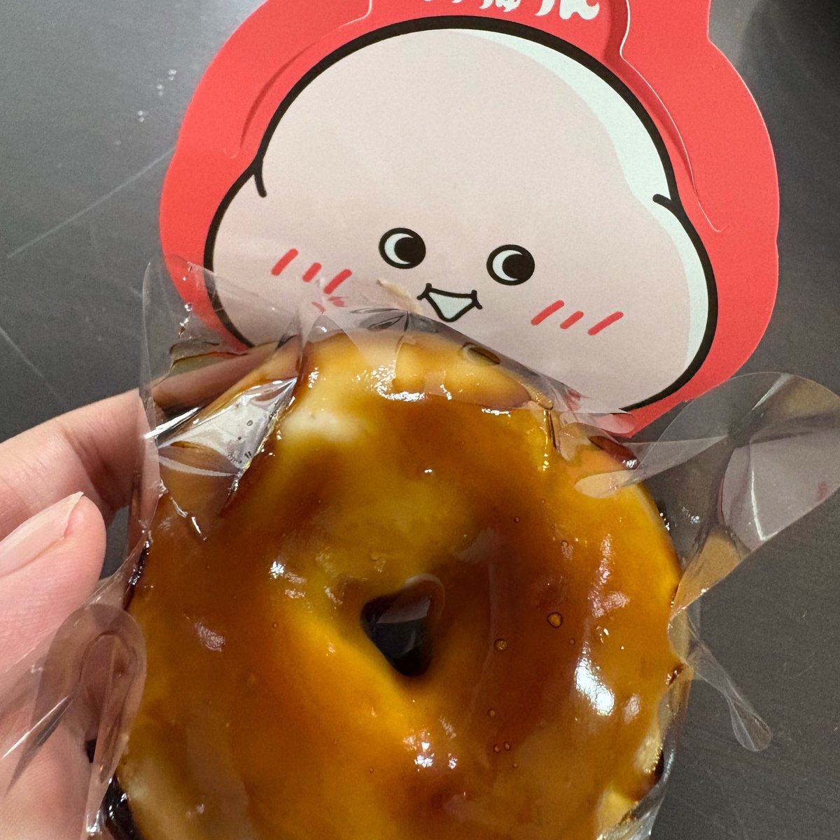 setuyakubooks's tweet photo. やや話題に乗り遅れてる感はあるが、おやつに。
うん、おばちゃんはポン・デ・リングのが好きだな🤔
でも、みたらしの味は美味しい😋✨ https://t.co/kA5w7bwedC