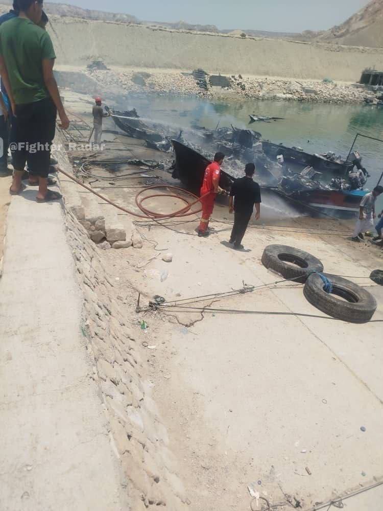 Alptekin_D's tweet photo. ABD rejimi devrim muhafızlarına ait sürat teknelerini bombaladığını iddia ediyor; ama gerçekte balıkçı limanını bombalıyor. https://t.co/mkibKeuaKX
