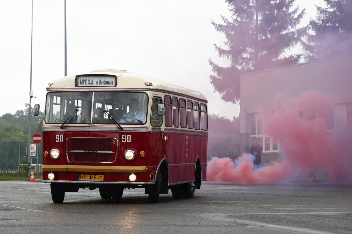 krakow_pl's tweet photo. #Krakow #SANH100B #AutobusSan #MPK #PrezentacjaAutobusu #KrakowskaLiniaMuzealna
Historyczny miejski autobus SAN H100B znów przewiezie pasażerów! 🚌🎈

Egzemplarz tego kultowego pojazdu przechodził różne koleje https://t.co/iCphpaUt9t. został przekazany do MPK w Toruniu, gdzie kursował na regularnych liniach. Po wycofaniu ze służby, pod koniec lat 70. ub. wieku został altaną na działce gdzie stał aż do 2015 roku. Przetrwał w bardzo złym stanie i w sierpniu 2024 roku trafił do MPK w Krakowie, gdzie przeszedł prace renowacyjne.

Dziś został zaprezentowany w towarzystwie dwóch innych Sanów – Sana H01B z 1959 roku z kolekcji MPK w Krakowie oraz Sana H100B z prywatnej kolekcji z Dąbrowy Tarnowskiej.

Każdym z tych trzech wyjątkowych autobusów będziecie mogli przejechać już w najbliższą niedzielę, 12 lipca. Będzie to pierwsza taka okazja w historii.
Autobusy będą kursować na linii nr 500.
📷 Jan Graczyński/ https://t.co/tZgIasj5cI