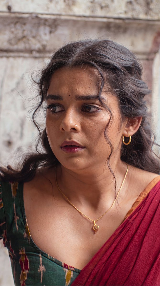 MickVixen's tweet photo. @cowhat909 reaction after tying her saree after 3 hours of session when I say..
Me: saree la summa gummu nu irukuiyeh maami😘
@cowhat909 : ippo dhan da I wore it adhu kulla adha avuku ah plan podhureh nee💦
Me: avukavenam apidiyeh gap ah kudhu mama pathukuren😈😉 https://t.co/71aIa1aVSy