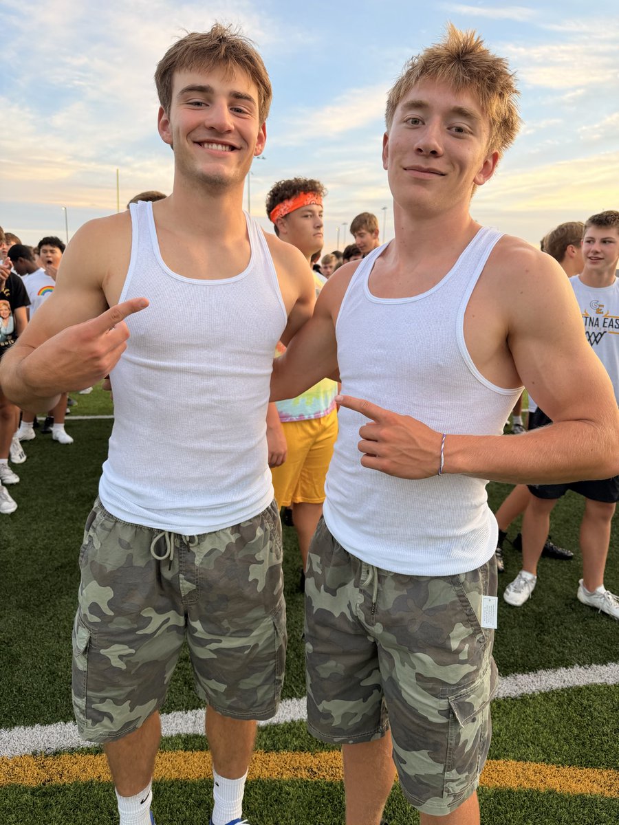 GriffFootball's tweet photo. Theme Thursday Twins https://t.co/KNpnnLqBGQ