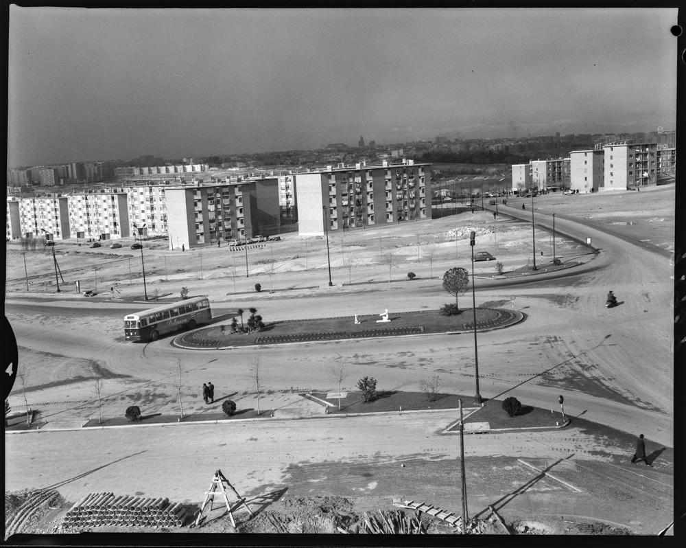MadridAntiguo's tweet photo. Plaza del Encuentro en Moratalaz, 1965 (foto de Juan Miguel Pando Barrero, IPCE) https://t.co/27Q9U5q9id