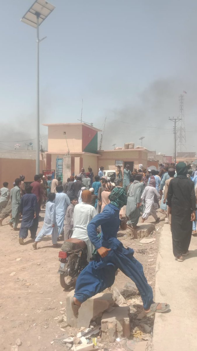 Info_Balochistn's tweet photo. #Attack_Updates_Baloch_Belt: Armed men attacked and torched several public and private installations and vehicles in #Chagai Town of #Balochistan and also confiscated ration loaded vehicles & established snap checking at different points of the town, https://t.co/VTus2NHYfZ