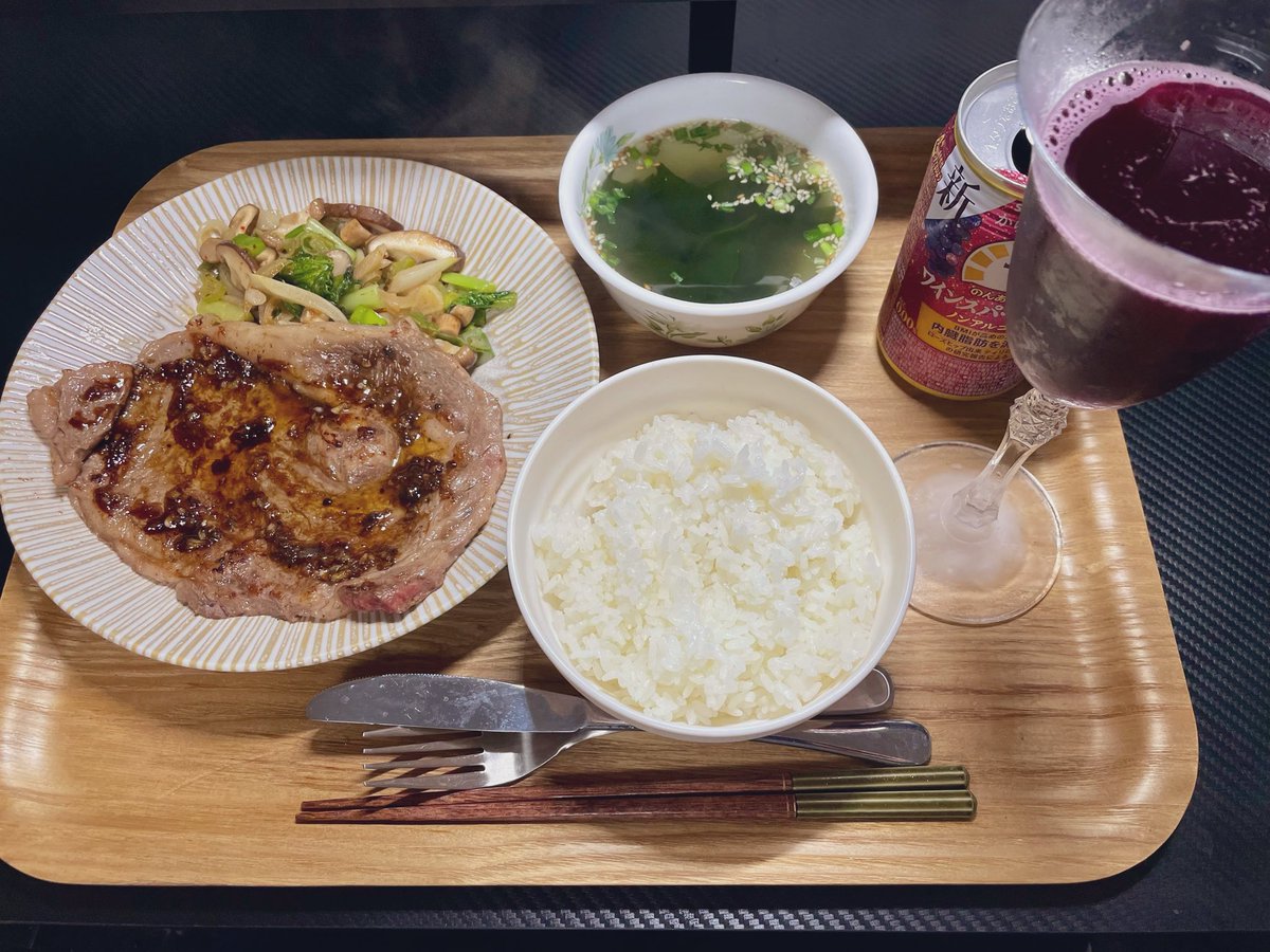 Bmorinaga's tweet photo. 昨日まで風邪できつかったけど、今日になったら結構回復していたので回復祝にステーキ。お酒は流石に控えてノンアルワイン。初めて飲むけど結構美味しい https://t.co/jDKAJ7biyA