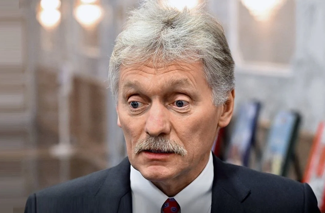 TKouilou's tweet photo. « Plus l’Ukraine frappe, plus la zone tampon s’étendra. » La menace est claire, signée Peskov.
Et pour lui, les déclarations de Trump sur les frappes ukrainiennes en profondeur du territoire russe ....Un simple « délire de Washington ».

Chaque attaque ukrainienne sur des cibles militaires ou stratégiques russes élargira cette fameuse « zone tampon »… et prolongera d’autant son « opération militaire spéciale » (le nom pudique donné à la guerre en Ukraine par la propagande du Kremlin 🙄🤡).

Peskov ose même évoquer un « dialogue constructif » entre Poutine et Trump. 
Preuve ...  Leur appel prévu le 8 juillet a été annulé… 
re-🤡
....parce que l’Américain était « visiblement occupé ». Ironie du sort.

Rappel des faits : En 2025, la Russie a tenté de créer cette zone tampon en attaquant la région de Soumy, sans succès : seuls quelques villages frontaliers ont été brièvement occupés. 
Fin 2025, nouvelle offensive entre les régions de Dnipropetrovsk et Zaporijjia. 
Résultat : Les forces ukrainiennes ont repris presque tout le terrain perdu lors de leur contre-offensive de février 2026.

https://t.co/8RqRgc6FG3
