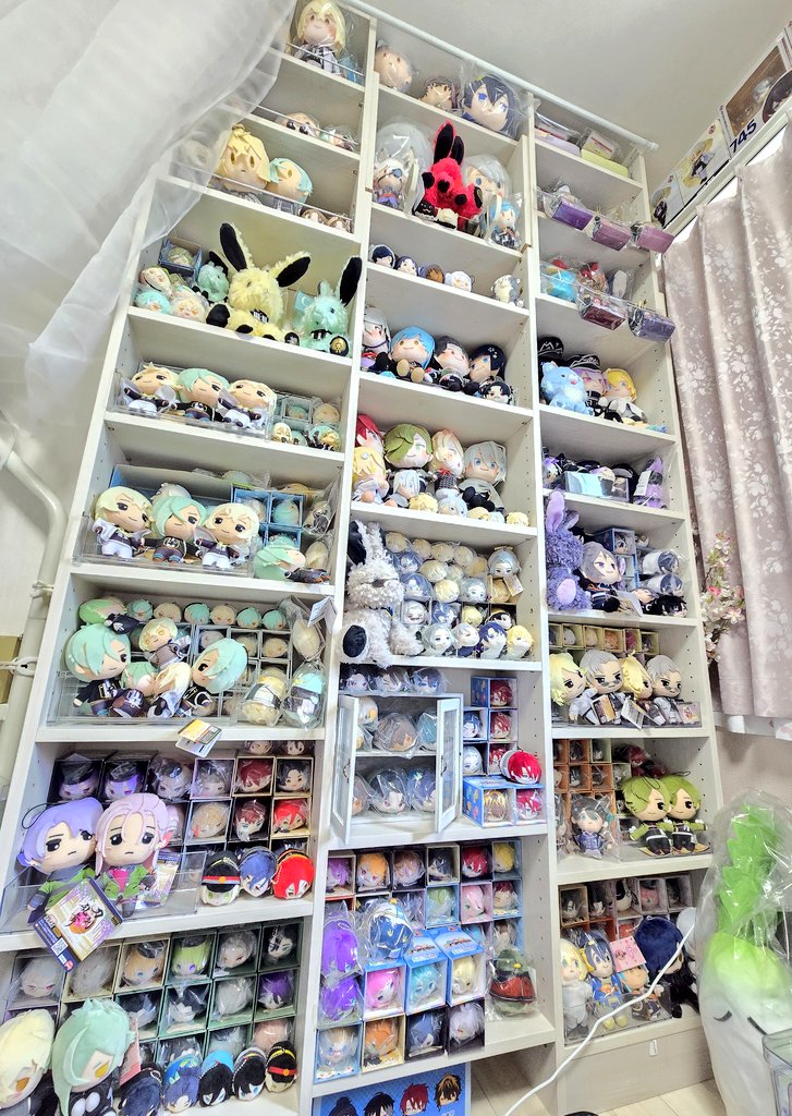 shou_yazaki's tweet photo. 新しいおもちさん達をしまいしまいしてたんだけどそろそろ棚の限界を感じますね… https://t.co/cdYe6Xu6yk