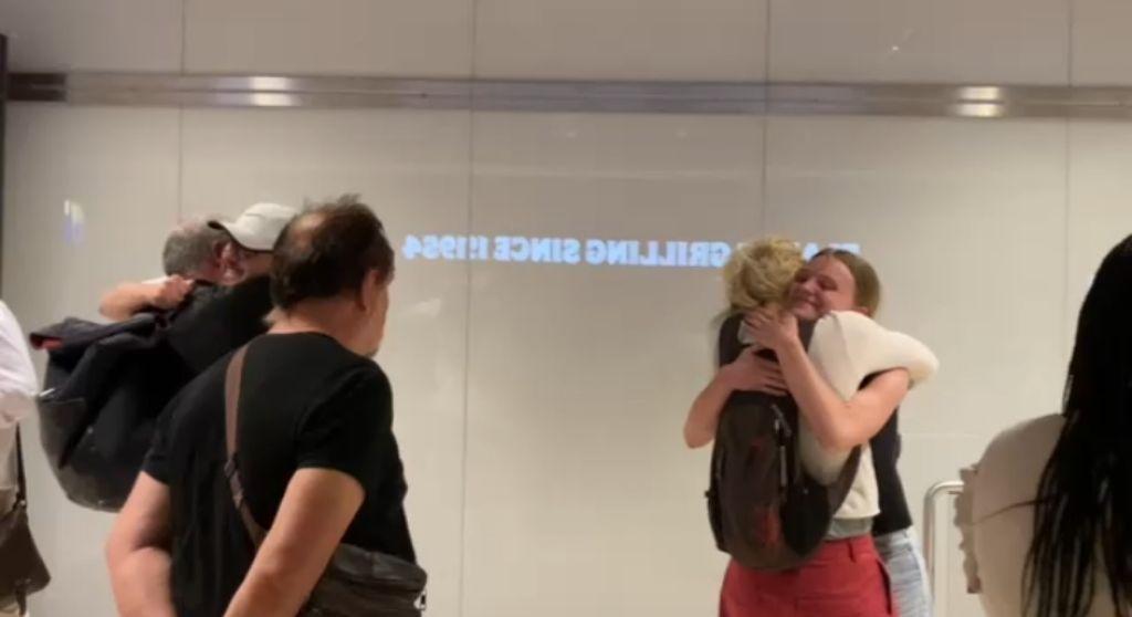 etkinhaber_2's tweet photo. İstanbul'da gözaltına alınan enternasyonalist gençler Wilma ve Mattis de sabah saatlerinde sınırdışı edildi.
İki genç, Almanya'nın başkenti Berlin'e ulaştı. https://t.co/HeFTXxpA3g