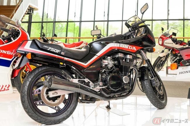 PutiMotor's tweet photo. '83 ホンダ「CBX750F」

ストリートスポーツモデルとしてデビュー。

新設計の空冷4気筒DOHCエンジンと、ナナハン（750ccクラス）初のデュアルヘッドライト装備など、当時の最新技術が満載。

77PSの高出力ながら、カタログ燃費では36.0km/Lと、経済性も同時に実現。

しかし、エンジン水冷化の波とともに、カウル付きの「CBR」シリーズが台頭し、国内では「CBX」の車名は使用されなくなりました。

【車重/シート高/タンク/出力/当時価格】
238kg/795mm/22L/77ps/698,000円

https://t.co/7IelIFgYIQ