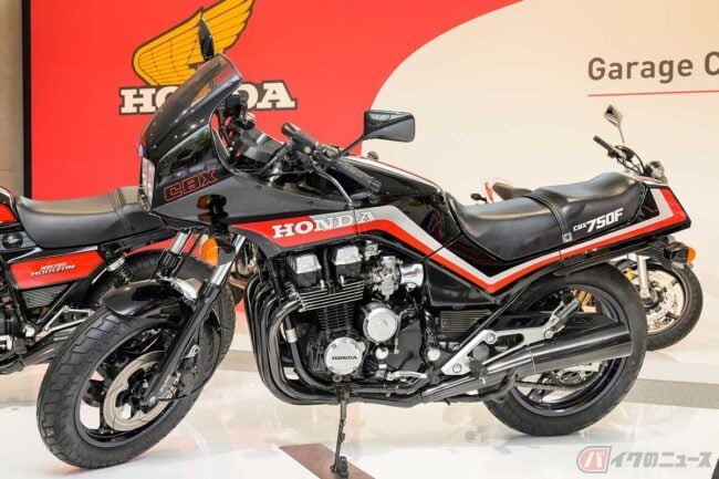 PutiMotor's tweet photo. '83 ホンダ「CBX750F」

ストリートスポーツモデルとしてデビュー。

新設計の空冷4気筒DOHCエンジンと、ナナハン（750ccクラス）初のデュアルヘッドライト装備など、当時の最新技術が満載。

77PSの高出力ながら、カタログ燃費では36.0km/Lと、経済性も同時に実現。

しかし、エンジン水冷化の波とともに、カウル付きの「CBR」シリーズが台頭し、国内では「CBX」の車名は使用されなくなりました。

【車重/シート高/タンク/出力/当時価格】
238kg/795mm/22L/77ps/698,000円

https://t.co/7IelIFgYIQ