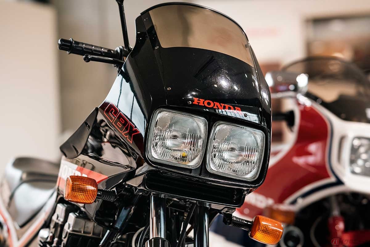 PutiMotor's tweet photo. '83 ホンダ「CBX750F」

ストリートスポーツモデルとしてデビュー。

新設計の空冷4気筒DOHCエンジンと、ナナハン（750ccクラス）初のデュアルヘッドライト装備など、当時の最新技術が満載。

77PSの高出力ながら、カタログ燃費では36.0km/Lと、経済性も同時に実現。

しかし、エンジン水冷化の波とともに、カウル付きの「CBR」シリーズが台頭し、国内では「CBX」の車名は使用されなくなりました。

【車重/シート高/タンク/出力/当時価格】
238kg/795mm/22L/77ps/698,000円

https://t.co/7IelIFgYIQ
