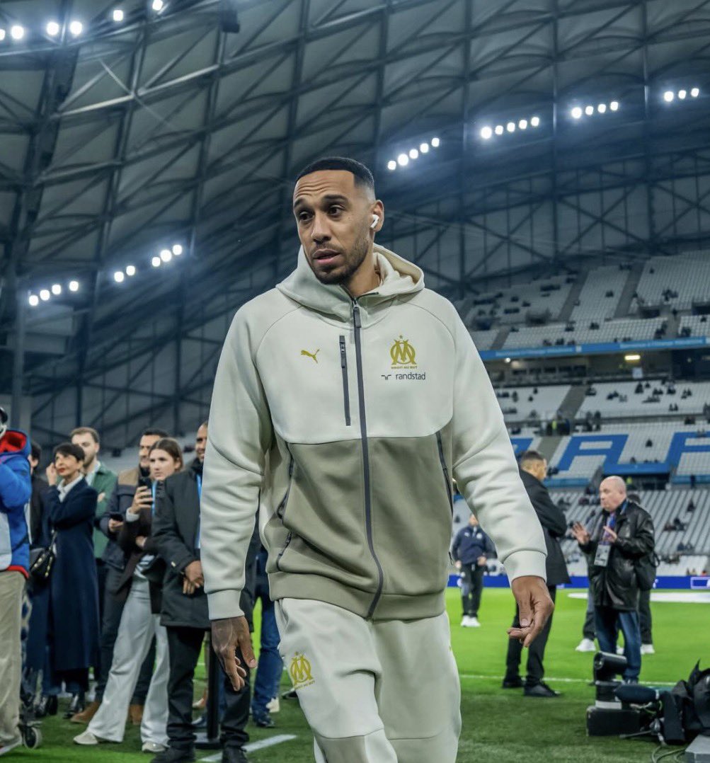 futaspor's tweet photo. Çorumspor'un yeni transferi Pierre-Emerick Aubameyang, şehri gezdikten sonra Çorum'a tam ısınamadı. 

Gabonlu yıldızın bu duruma çözüm olarak hem Çorum'dan hem de İstanbul'dan bir ev kiralayarak iki şehir arasında yaşamayı planladığı öğrenildi. https://t.co/28FfMatHdR