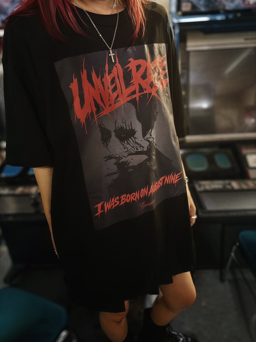 UNVEIL_RYO's tweet photo. RYO IWBO89 Tシャツ

RYOの誕生日 “August Nine（8月9日）” をテーマに制作した、期間限定受付・受注生産のオリジナルTシャツです。

フロントには、自身がボーカルを務めるバンド 「UNVEIL RAZE」 のロゴと、「I WAS BORN ON AUGUST NINE」 のメッセージ、そしてRYOをモチーフにしたダークで存在感のあるアートワークを大胆にプリントしました。

ライブ会場はもちろん、普段使いにも取り入れやすいデザインで、男女問わず着用していただけます。

さらに、ご購入いただいた方にはメッセージカードをお付けします。

⸻

■ 商品情報

商品名：RYO IWBO89 Tシャツ
価格：￥5,000（税込）

■ サイズ

S / M / L / XL / XXL / XXXL
⁡
※掲載写真は身長160cmの女性モデルがXLサイズを着用しております。サイズ感の参考としてご覧ください。

⸻

■ ご予約について

本商品は受注生産となるため、DMにてご予約を受け付けております。

ご予約をご希望の方は、お気軽にDMまでご連絡ください。

ご予約内容を確認後、お振込み先をご案内いたします。

製作手配の都合上、事前のお振込みをお願いしております。

ご入金確認後、正式にご予約確定となり、製作手配を開始いたします。

ご予約の流れ

① DMにてご予約
↓
② お振込み先をご案内
↓
③ ご入金
↓
④ ご予約確定・製作手配開始

【ご予約受付締切】
2026年7月31日（金）23:59まで

⸻

■ お渡し方法

商品はイベント当日に会場にてお渡しいたします。

当日ご来場が難しい方も、ご住所・お電話番号をご記載のうえご予約いただければ、ご購入いただけます。

その場合は、イベント終了後、順次着払いにて発送いたします。

※発送をご希望の場合、送料はお客様負担（着払い）となります。

⸻

ぜひこの機会にお迎えいただけたら嬉しいです。

皆さまからのご予約を心よりお待ちしております。