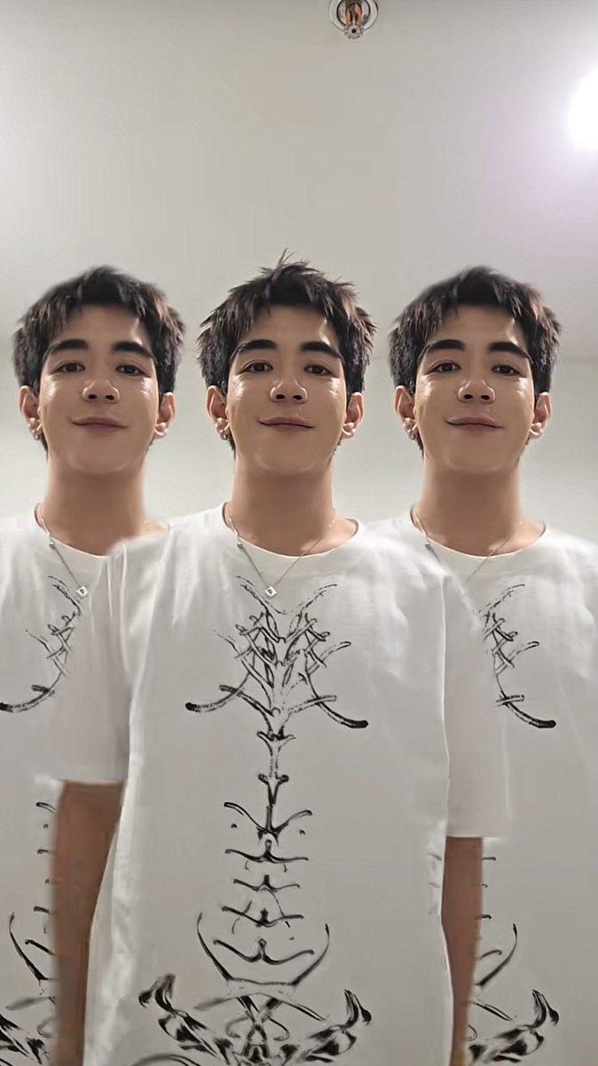 chutothechuu's tweet photo. นี่ว่าคนนี้ร้อง 3 คนพอดี https://t.co/DGsJCETLS1
