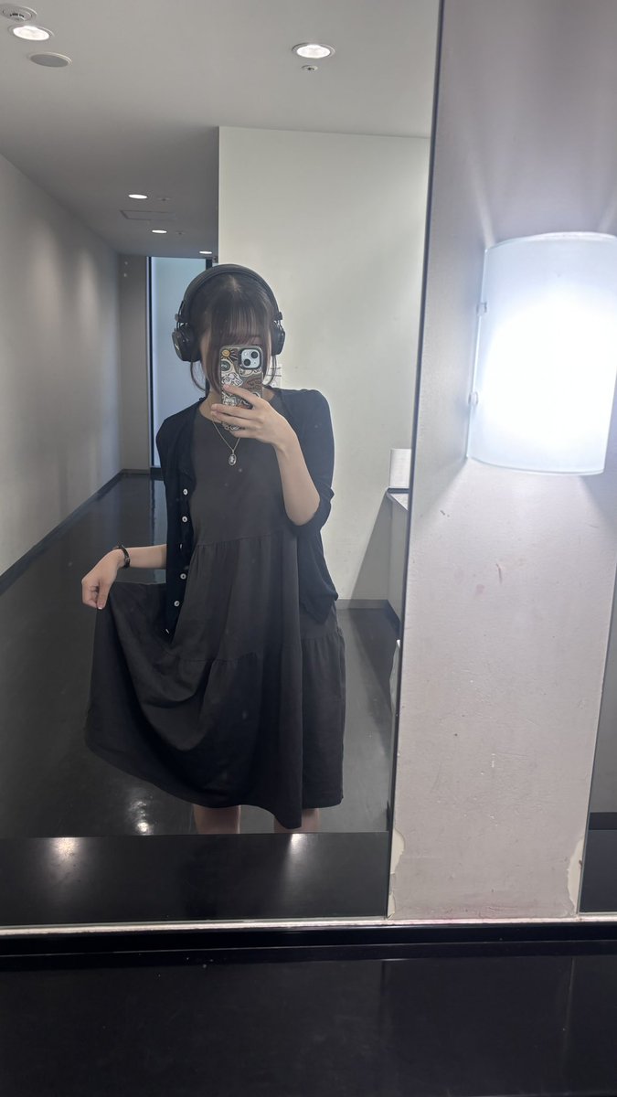 a1sitel_'s tweet photo. 落ち着い���服だから足元で遊んでみよう🎶という挑戦。これはこれで強そうかわいいのでOK！ https://t.co/vveOMtDodA