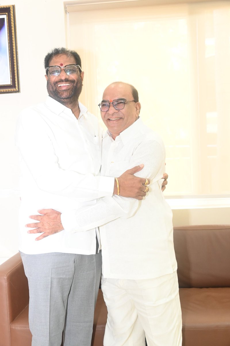 mlamecha's tweet photo. తెలంగాణ తొలి ముఖ్యమంత్రి @BRSparty అధినేత @KCRBRSPresident గారు రాజ్యసభ ఎంపీ, @vaddirajumprs గారిని బీఆర్ఎస్ పార్లమెంట్ పార్టీ ఫ్లోర్‌ లీడర్ గా నియమించారు.ఈ సందర్భంగా నేడు ఖమ్మం జిల్లా BRS పార్టీ కార్యాలయంలో రవిచంద్ర గారిని కలిసి శుభాకాంక్షలు తెలియజేసాను..💐 https://t.co/YYCOewAx6g