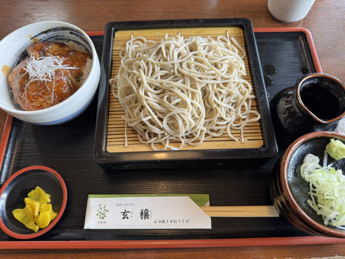 RJ45modularplug's tweet photo. 新得町でお仕事。お昼ご飯、新得そばの館にある玄穣、せいろ・豚丼セット。
ボリューム多くて旨い。 https://t.co/iJoKYzSFYv