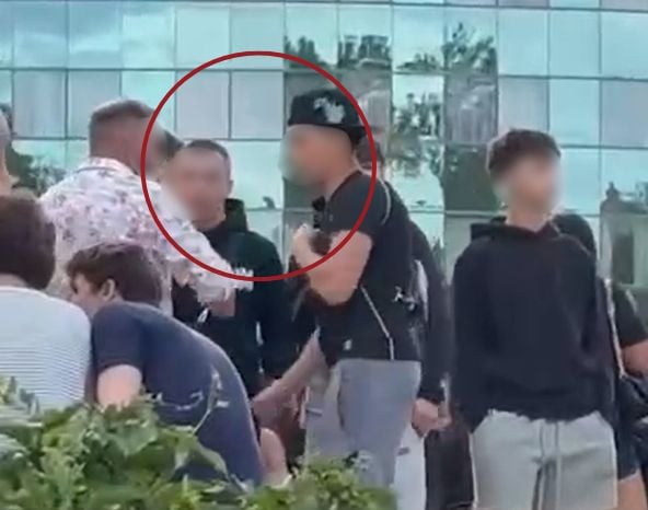 nexta_polska's tweet photo. 19-letni Ukrainiec został brutalnie pobity we Wrocławiu po tym, jak napastnicy usłyszeli, że rozmawia po ukraińsku

Według polskich mediów do ataku doszło wieczorem 4 lipca na Wyspie Słodowej. Mężczyzna rozmawiał przez telefon z rodzicami po ukraińsku, gdy podeszła do niego grupa rówieśników. Jak relacjonuje poszkodowany, został przewrócony na ziemię i dotkliwie pobity.

W wyniku napaści doznał złamania nosa, urazów kręgosłupa oraz innych obrażeń. Według jego relacji napastnicy po wszystkim śmiali się i mówili, że „pobili Ukraińca”.

Policja prowadzi śledztwo. Rodzice 19-latka apelują do świadków zdarzenia o zgłoszenie się do organów ścigania.