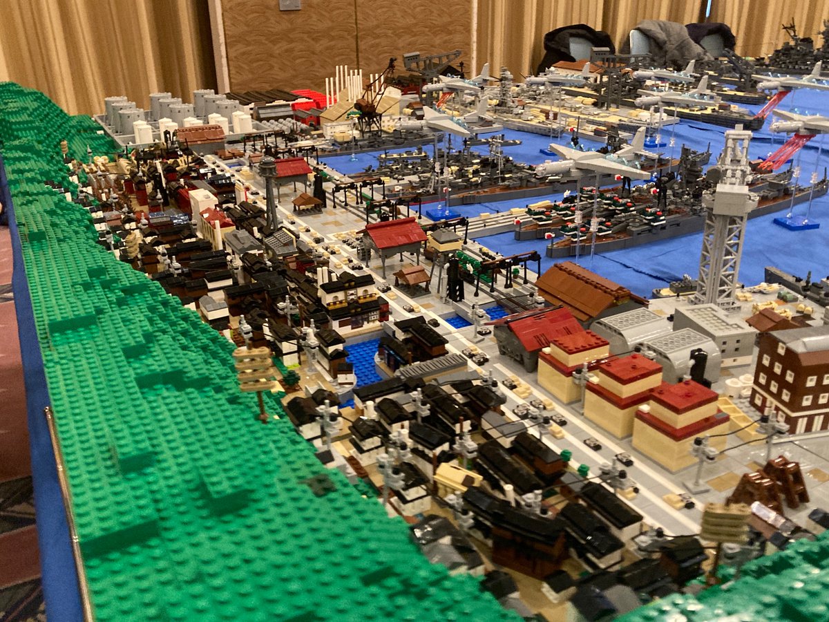 houmeisya's tweet photo. #艦船レゴオフ8  2日目　2025年1月の…。

1/300軍港

防衛陣地な島？

しかし、おもいっきし空爆喰らってます…

それでも究極な1/300艦船引き立てる舞台…でありました。

思えば、艦船オフは毎回伝説作ってますよね。 https://t.co/9N1LECLNvs