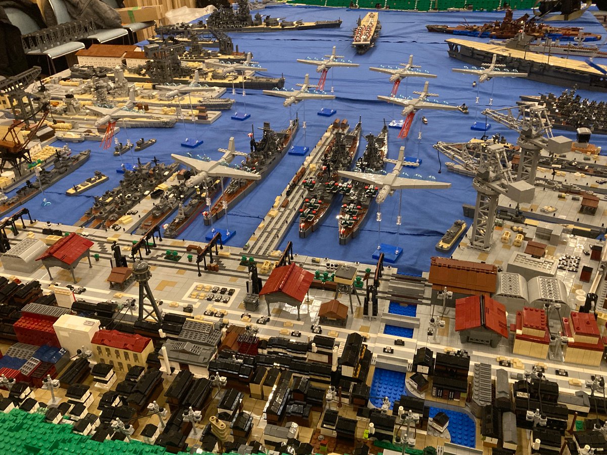 houmeisya's tweet photo. #艦船レゴオフ8  2日目　2025年1月の…。

1/300軍港

防衛陣地な島？

しかし、おもいっきし空爆喰らってます…

それでも究極な1/300艦船引き立てる舞台…でありました。

思えば、艦船オフは毎回伝説作ってますよね。 https://t.co/9N1LECLNvs