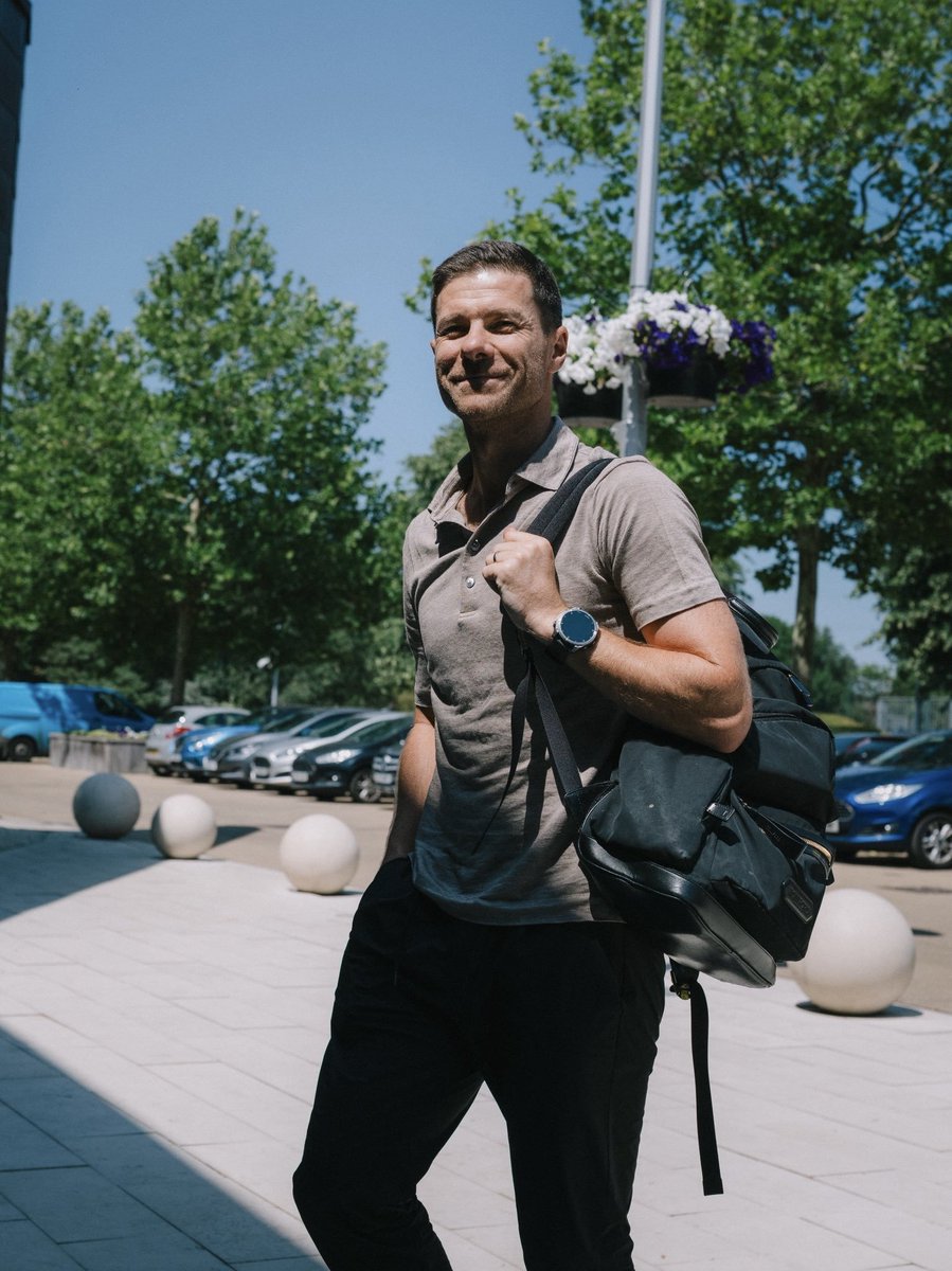 SheyetA's tweet photo. Welcome to the bridge xabi @ChelseaFC https://t.co/YGLi7CrOCN