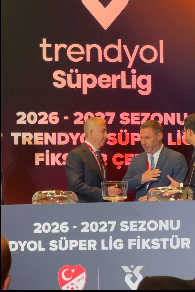 SportsDigitale's tweet photo. Fenerbahçe Başkan vekili Barış Göktürk, Galatasaray İkinci Başkanı Metin Öztürk’ün elini sıkmadı.

📸 @selinnkocaturkk https://t.co/eWDj43eSDq