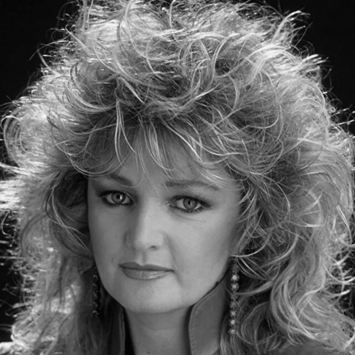 choquei's tweet photo. 🚨URGENTE: Morre Bonnie Tyler, ícone do rock e pop, aos 75 anos. https://t.co/hPnXZCrkwZ