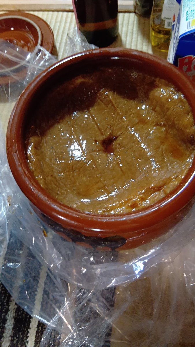 tekitouISO's tweet photo. 今回たぶん31回目の味噌作りのご開封やけど過去最高の出来！
チヨリーノに言わせると材料がどうとか仕込みがどうとかではなくて、開封の、タイミングでは、ないかと言う結論ー
思わず飯4合炊いておにぎりにして貰った♪ https://t.co/E3h0sUs3TN