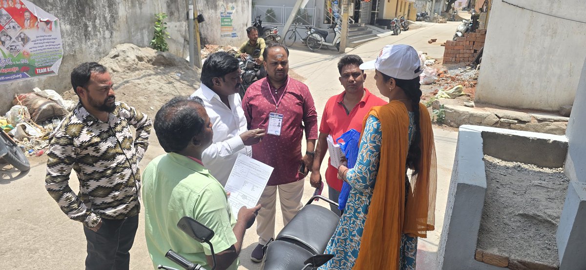PBRBRS's tweet photo. కుత్బుల్లాపూర్ నియోజకవర్గం, 129 సూరారం డివిజన్ పరిధిలో జరుగుతున్న ప్రత్యేక సమగ్ర ఓటరు జాబితా సవరణ (SIR) ప్రక్రియపై స్థానిక ప్రజలకు అవగాహన కల్పించేందుకు డివిజన్ బి.ఆర్.ఎస్ పార్టీ అధ్యక్షులు పుప్పాల భాస్కర్ గారు ప్రత్యేక పర్యటన చేపట్టారు.
ఈ సందర్భంగా నెహ్రూ నగర్ మరియు మార్కండేయ నగర్ ప్రాంతాలలో బి.ఎల్.ఓ (BLO)లు మరియు బి.ఎల్.ఏ (BLA)లతో కలిసి క్షేత్రస్థాయిలో పర్యటించారు. ఓటరు జాబితాలో పేర్ల నమోదు, చిరునామా మార్పులు, వయస్సు సవరణ మరియు కొత్త ఓటరుగా నమోదు చేసుకునే విధానం గురించి ప్రజలకు వివరించారు.
ఈ సందర్భంగా పుప్పాల భాస్కర్ గారు మాట్లాడుతూ: "ప్రజాస్వామ్య ప్రక్రియలో ఓటు హక్కు అత్యంత కీలకమైనది. అర్హులైన ప్రతి ఒక్కరూ ఓటరు జాబితాలో నమోదు చేసుకోవాలి. స్థానిక అన్ని పార్టీల నాయకులు మరియు వెల్ఫేర్ కమిటీ సభ్యులు బి.ఎల్.ఓలకు పూర్తి సహకారం అందించాలి. ముఖ్యంగా ఎన్యూమరేషన్ ఫారమ్‌లు ప్రతి ఇంటికి చేరేలా చూడాల్సిన బాధ్యత మనందరిపై ఉంది. బూతుల పరిధిలో ఓటర్లు వేర్వేరు బస్తీలలో ఉంటున్నందున, బి.ఎల్.ఓలు ఎటువంటి ఇబ్బందులు పడకుండా క్షేత్రస్థాయిలో సహకరించాలని" ఆయన విజ్ఞప్తి చేశారు.
ఈ కార్యక్రమంలో స్థానిక పార్టీ నాయకులు ప్రశాంత్ గారు, జమీల్ గారు, అఖిల్ గారు, కిరణ్ గారు శివ గారు తదితరులు పాల్గొన్నారు.