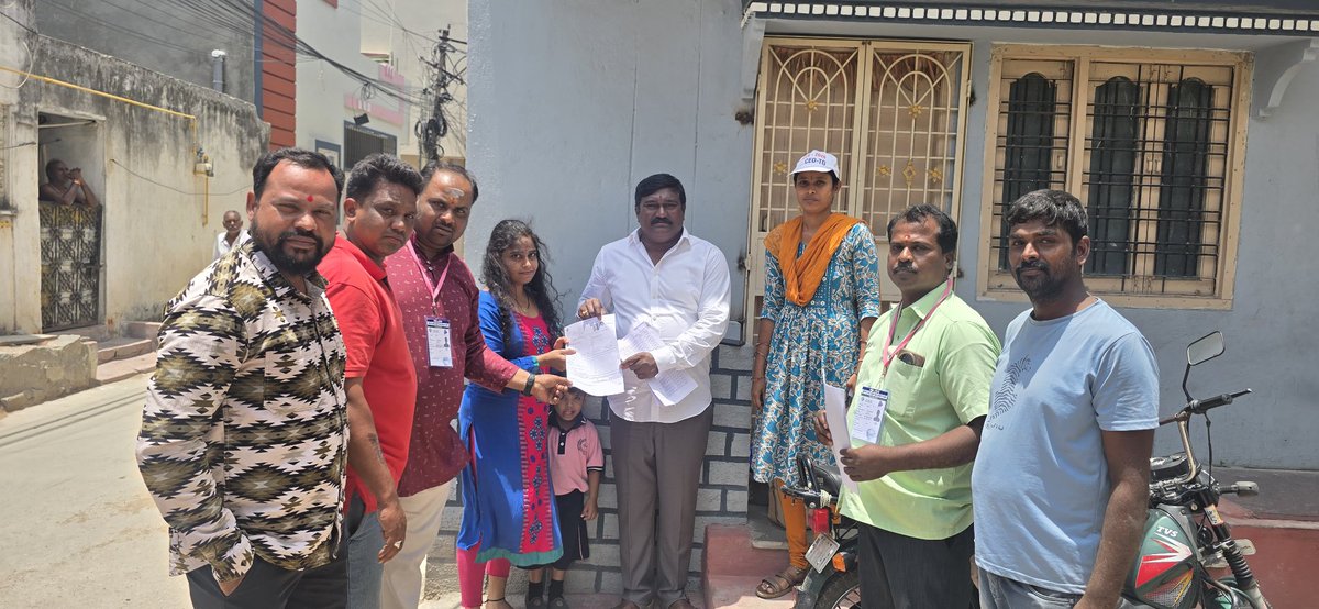 PBRBRS's tweet photo. కుత్బుల్లాపూర్ నియోజకవర్గం, 129 సూరారం డివిజన్ పరిధిలో జరుగుతున్న ప్రత్యేక సమగ్ర ఓటరు జాబితా సవరణ (SIR) ప్రక్రియపై స్థానిక ప్రజలకు అవగాహన కల్పించేందుకు డివిజన్ బి.ఆర్.ఎస్ పార్టీ అధ్యక్షులు పుప్పాల భాస్కర్ గారు ప్రత్యేక పర్యటన చేపట్టారు.
ఈ సందర్భంగా నెహ్రూ నగర్ మరియు మార్కండేయ నగర్ ప్రాంతాలలో బి.ఎల్.ఓ (BLO)లు మరియు బి.ఎల్.ఏ (BLA)లతో కలిసి క్షేత్రస్థాయిలో పర్యటించారు. ఓటరు జాబితాలో పేర్ల నమోదు, చిరునామా మార్పులు, వయస్సు సవరణ మరియు కొత్త ఓటరుగా నమోదు చేసుకునే విధానం గురించి ప్రజలకు వివరించారు.
ఈ సందర్భంగా పుప్పాల భాస్కర్ గారు మాట్లాడుతూ: "ప్రజాస్వామ్య ప్రక్రియలో ఓటు హక్కు అత్యంత కీలకమైనది. అర్హులైన ప్రతి ఒక్కరూ ఓటరు జాబితాలో నమోదు చేసుకోవాలి. స్థానిక అన్ని పార్టీల నాయకులు మరియు వెల్ఫేర్ కమిటీ సభ్యులు బి.ఎల్.ఓలకు పూర్తి సహకారం అందించాలి. ముఖ్యంగా ఎన్యూమరేషన్ ఫారమ్‌లు ప్రతి ఇంటికి చేరేలా చూడాల్సిన బాధ్యత మనందరిపై ఉంది. బూతుల పరిధిలో ఓటర్లు వేర్వేరు బస్తీలలో ఉంటున్నందున, బి.ఎల్.ఓలు ఎటువంటి ఇబ్బందులు పడకుండా క్షేత్రస్థాయిలో సహకరించాలని" ఆయన విజ్ఞప్తి చేశారు.
ఈ కార్యక్రమంలో స్థానిక పార్టీ నాయకులు ప్రశాంత్ గారు, జమీల్ గారు, అఖిల్ గారు, కిరణ్ గారు శివ గారు తదితరులు పాల్గొన్నారు.
