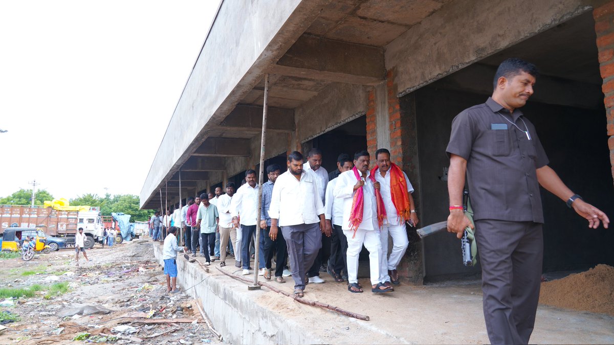 GMRMLAPTC's tweet photo. పటాన్చెరు వ్యవసాయ మార్కెట్ యార్డును తెలంగాణలోనే నంబర్-1గా తీర్చిదిద్దుతాం..

రూ.21 కోట్లతో 172  దుకాణాల నిర్మాణం వేగవంతం..

మేకల మండి, చేపల మార్కెట్, స్లాటర్ హౌస్, ఎస్‌టీపీ ప్లాంట్ ఏర్పాటుకు కార్యాచరణ..

అభివృద్ధి పనులను క్షేత్రస్థాయిలో పరిశీలించిన ఎమ్మెల్యే గూడెం మహిపాల్ రెడ్డి..

పటాన్చెరు

వ్యవసాయం, వాణిజ్యం, ఉపాధి రంగాలకు కొత్త ఊపిరి పోస్తూ పటాన్చెరు వ్యవసాయ మార్కెట్ యార్డును తెలంగాణ రాష్ట్రంలోనే అత్యాధునిక, ఆదర్శ మార్కెట్‌గా తీర్చిదిద్దేందుకు కృషి చేస్తున్నామని  పటాన్చెరు ఎమ్మెల్యే గూడెం మహిపాల్ రెడ్డి తెలిపారు. రైతులు, వ్యాపారులు, వినియోగదారుల అవసరాలను దృష్టిలో ఉంచుకుని దీర్ఘకాలిక ప్రణాళికతో మార్కెట్ యార్డు అభివృద్ధి పనులు చేపడుతున్నామని తెలిపారు.

గురువారం పటాన్చెరు వ్యవసాయ మార్కెట్ యార్డులో కొనసాగుతున్న అభివృద్ధి పనులను ఎమ్మెల్యే స్వయంగా పరిశీలించారు. నిర్మాణాల నాణ్యత, పనుల పురోగతిపై అధికారులను ప్రశ్నించి, నిర్ణీత గడువులోగా అత్యుత్తమ ప్రమాణాలతో పనులు పూర్తి చేయాలని ఆదేశాలు జారీ చేశారు.

అనంతరం నిర్వహించిన విలేకరుల సమావేశంలో ఎమ్మెల్యే మాట్లాడుతూ, తెలంగాణ రాష్ట్ర ఏర్పాటు అనంతరం మాజీ ముఖ్యమంత్రి కేసీఆర్ దూరదృష్టితో 12 సంవత్సరాల క్రితం పటాన్చెరు వ్యవసాయ మార్కెట్ యార్డు ఏర్పాటు జరిగిందని గుర్తు చేశారు. అప్పటి నుంచి దశలవారీగా నిధులు మంజూరు చేస్తూ మార్కెట్‌ను అభివృద్ధి పథంలో ముందుకు తీసుకెళ్తున్నామని పేర్కొన్నారు.

ప్రస్తుతం 21 కోట్ల రూపాయల అంచనా వ్యయంతో 172 దుకాణాల నిర్మాణం శరవేగంగా కొనసాగుతోందని తెలిపారు. పనులు పూర్తయ్యాక లైసెన్స్ కలిగిన వ్యాపారులకు దుకాణాలను కేటాయించడంతో పాటు కొత్త వ్యాపారులకు కూడా లైసెన్సులు మంజూరు చేసి వ్యాపార విస్తరణకు అవకాశం కల్పిస్తామని వెల్లడించారు.

ప్రస్తుతం మార్కెట్‌కు పన్నులు, కిరాయిలు, టెండర్ల ద్వారా ఏటా సుమారు రూ.6 కోట్ల ఆదాయం సమకూరుతోందని, దీనిని మరింత పెంచేందుకు కొత్త ఆదాయ వనరులను అభివృద్ధి చేస్తున్నామని ఎమ్మెల్యే తెలిపారు.

భవిష్యత్ అవసరాలను దృష్టిలో ఉంచుకుని మార్కెట్ యార్డులో ఆధునిక మేకల మండి, చేపల మార్కెట్, అత్యాధునిక స్లాటర్ హౌస్, ఎస్‌టీపీ ప్లాంట్ ఏర్పాటుకు ప్రతిపాదనలు సిద్ధం చేయాలని అధికారులను ఆదేశించినట్లు చెప్పారు. అలాగే రోజువారీ కూరగాయల విక్రయాలు నిర్వహించే చిరు వ్యాపారులకు ప్రత్యేక షెడ్లు నిర్మించి మెరుగైన సౌకర్యాలు కల్పించనున్నట్లు వెల్లడించారు.

మార్కెట్‌లో ఉత్పత్తి అయ్యే వ్యర్థాలను శాస్త్రీయ పద్ధతిలో నిర్వహించే ప్రత్యేక వ్యవస్థను ఏర్పాటు చేసి పరిశుభ్రతకు అత్యున్నత ప్రాధాన్యం ఇస్తామని తెలిపారు.

ప్రభుత్వ నిధులతో పాటు మార్కెట్ స్వంత ఆదాయాన్ని సమర్థవంతంగా వినియోగిస్తూ దీర్ఘకాలిక మాస్టర్ ప్లాన్‌ను అమలు చేస్తామని ఎమ్మెల్యే స్పష్టం చేశారు. రైతులు, వ్యాపారులు, ప్రజాప్రతినిధులు, అధికారుల సహకారంతో పటాన్చెరు వ్యవసాయ మార్కెట్ యార్డును తెలంగాణలోనే అత్యుత్తమ, ఆదర్శవంతమైన, నంబర్-1 మార్కెట్‌గా తీర్చిదిద్దుతామని ధీమా వ్యక్తం చేశారు..