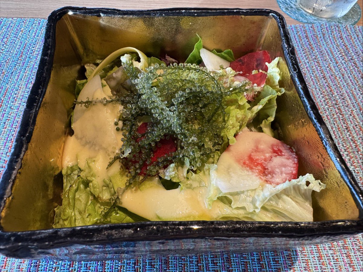 dolly46101545's tweet photo. 雪塩ステーキ食べてきた
島素材料理最の高
帰りにコンビニ寄ったら台風の影響で飲み物とかほぼ売り切れてて草
せっかく旅行なのに半分台風かよ〜って思ってたけど本州じゃ味わえないレベルの暴風雨と海の荒れ見れそうで段々楽しくなってテンション上がってきた https://t.co/5NSlqaAW62