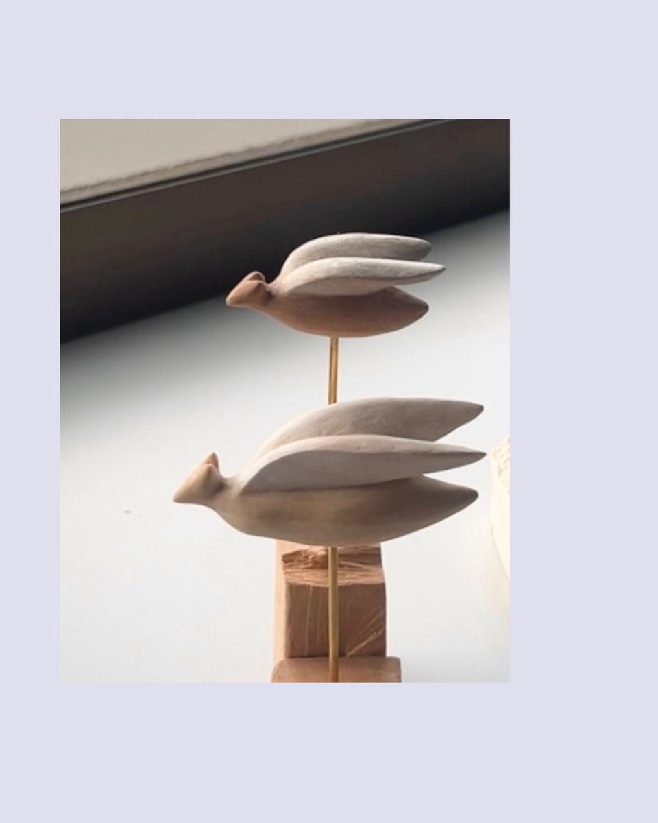 aoeaaooeeee's tweet photo. 「手は羽根」
「小さい光の粒」

（隠れ家展2026）

作品の制作背景など
Instagramにじっくり記しています。
下の返信（ツリー）のリンクからご覧ください。 https://t.co/zyu8AbV1Vu