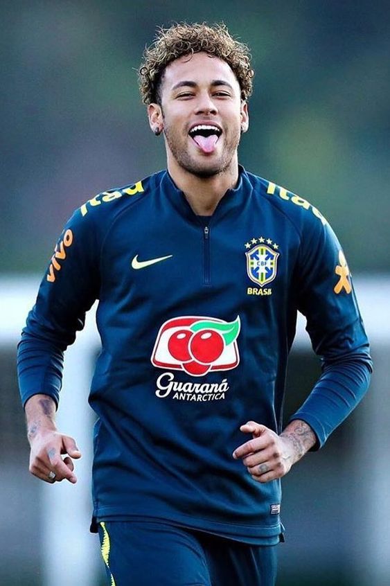 JFreiress_'s tweet photo. Adriana Araújo, no seu programa Entre nós na BandNews fez duras críticas aos fãs do Neymar que estão fazendo ataques machistas, misóginos e o discurso de ódio direcionando às mulheres que o criticam.

💬"​Cedo, eu li uma coluna, um texto da colunista da Folha de S.Paulo, a Joana Moura. E ela ousou criticar o Neymar e aí choveram críticas para cima dela de nas redes sociais de o comentário é: 'vai lavar louça', 'vai pra pia', esse tipo de comentário. Eu falei: 'Uai! Não foi só comigo então. Acontece com várias.' Ah, Ana Thaís Matos, que é especialista no assunto e que trabalha com esporte também sofreu, essa publicamente todos nós sabíamos, sofreu aí os ataques, as violências verbais e dos eu nem sei se eu posso chamar de fãs, porque o tipo de discurso é de ódio, é tão grande que não parece fã-clube do Neymar, parece milícia do Neymar".