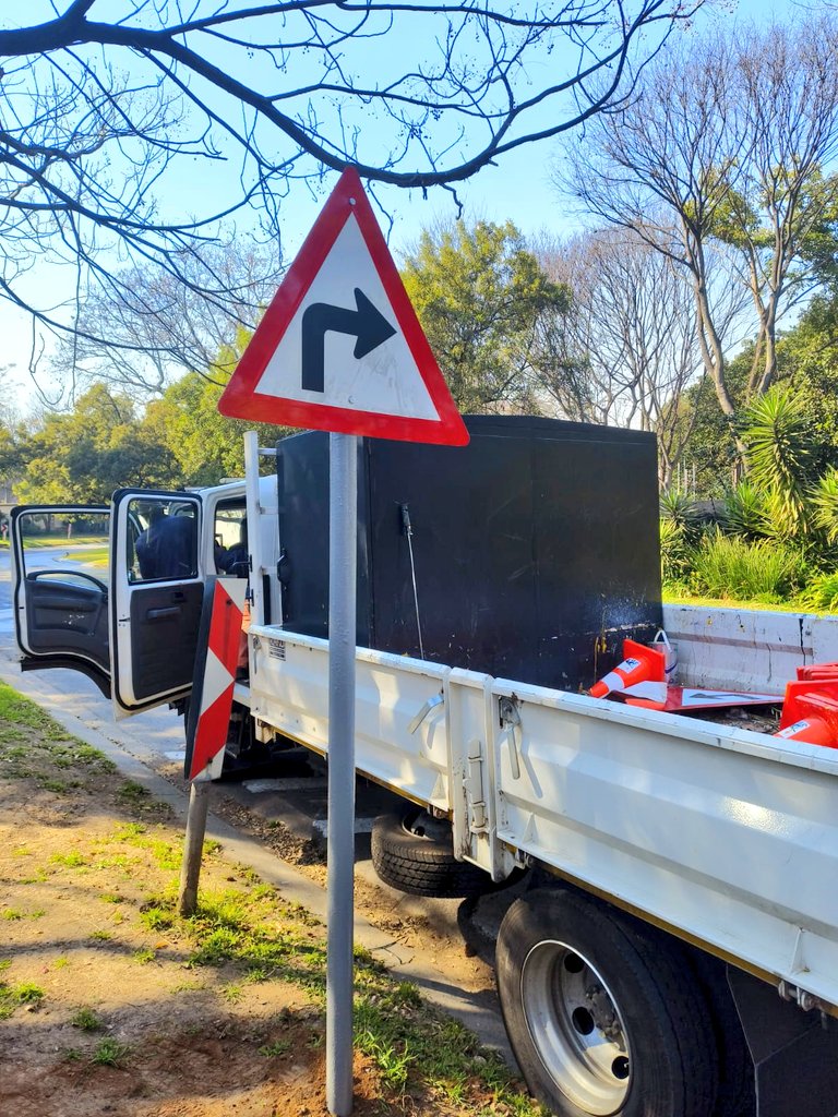 MyJRA's tweet photo. @CityofJoburgZA @_ArriveAlive @CoJ_RegionE @CRUM_CoJ The Region E maintenance teams have also been busy installing new road regulatory signage 🛑 across Bryanston, Wendywood, Melrose, and Killarney. @CityofJoburgZA @CoJ_RegionE ^AK https://t.co/80a1gUQKOl