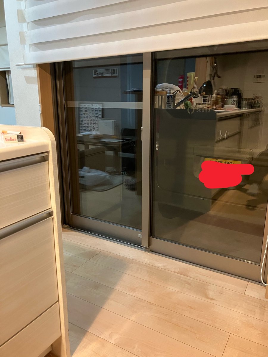 SoundHash's tweet photo. 鞄を持って帰るの忘れた
家の鍵も鞄の中
家に着いて気づいた
このままガレージでキャンプか…
と一応確認してみたら

奇跡的にキッチンの窓鍵してなかった
今日に限ってシャッターも下ろしてなかった

不用心最高 https://t.co/Py8x5TQ6kX