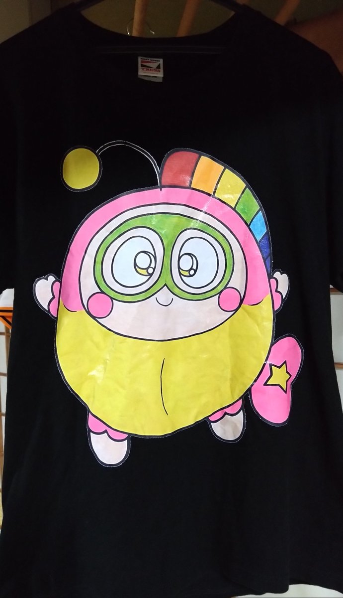 prrppn's tweet photo. プク丸ちゃんTシャツ導入時のポスト(引用)の画像の下の方にわずかに白いのが映ってます。
洗って同じ場所に干しましたが、プク丸ちゃんTシャツの後ろの白いのは実は…丸のレプリカユニフォーム⚾️
5月にこれ着た後ここに掛けっぱなしで飾る感じに。
ほや丸Tシャツもここに掛けるべきかな…
丸丸丸… https://t.co/B9VtwaPw83
