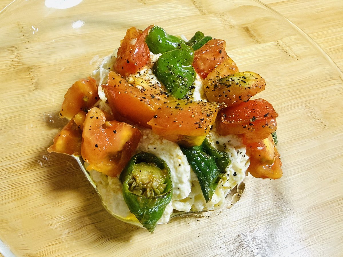 pinguincafe's tweet photo. 長谷川あかりさんの豆腐のシンプルそうめんに、職場の先輩からいただいた万願寺とうがらしをトマトと炒めたものを。
最近重たい食事が続いていたからほっとする。 https://t.co/ScEUBfStOv