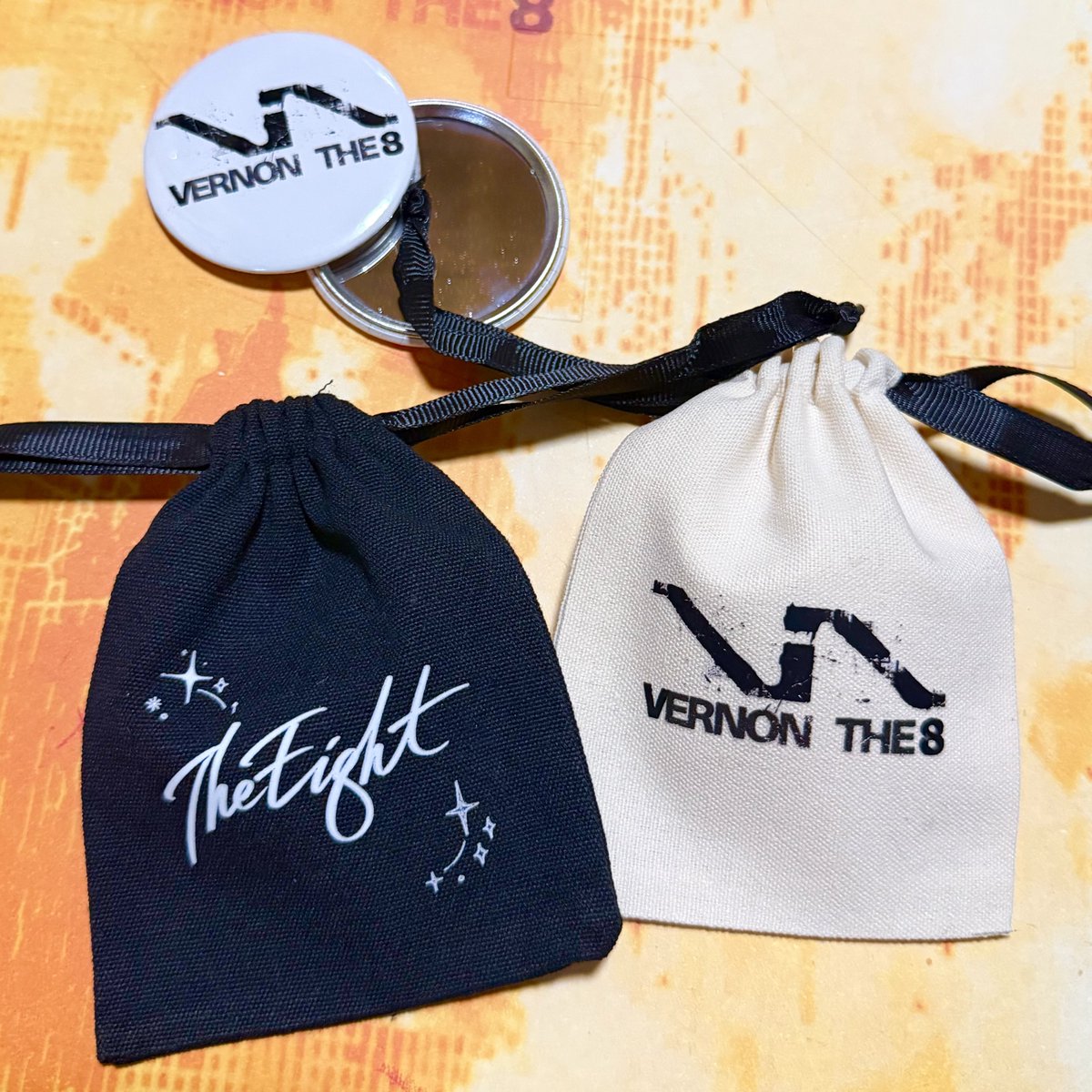 _WORLD__17's tweet photo. 2026 VERNON THE 8 [V8] LIVE
- GOYANG
V8 버팔콘 첫콘 막콘 나눔

V8 Mirror🪞-10개
V8 / TheEight Mini Pouch👝 -20개

7/11(토), 7/12(일) 양일🎶🎧

근처에 계신 분들에게 나눔 할 예정인데, 원하시는 분은 DM을 주시면 장소를 공유해 드릴게요! https://t.co/knqc4SSPNA