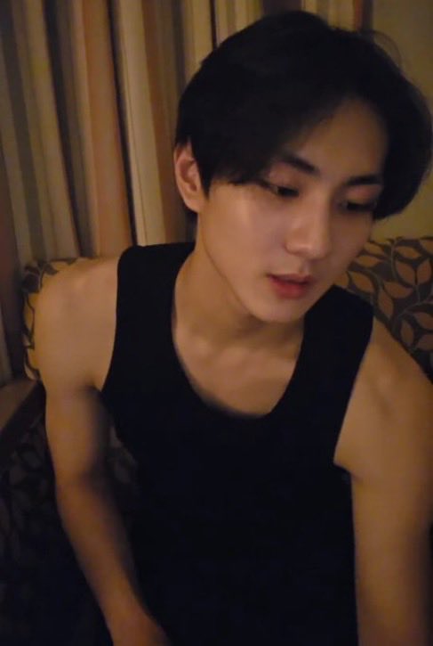 0n_ull's tweet photo. 이 날 라이브 진짜 좋아했는데
민소매
그리고 남자 https://t.co/wkJpyiwMAT