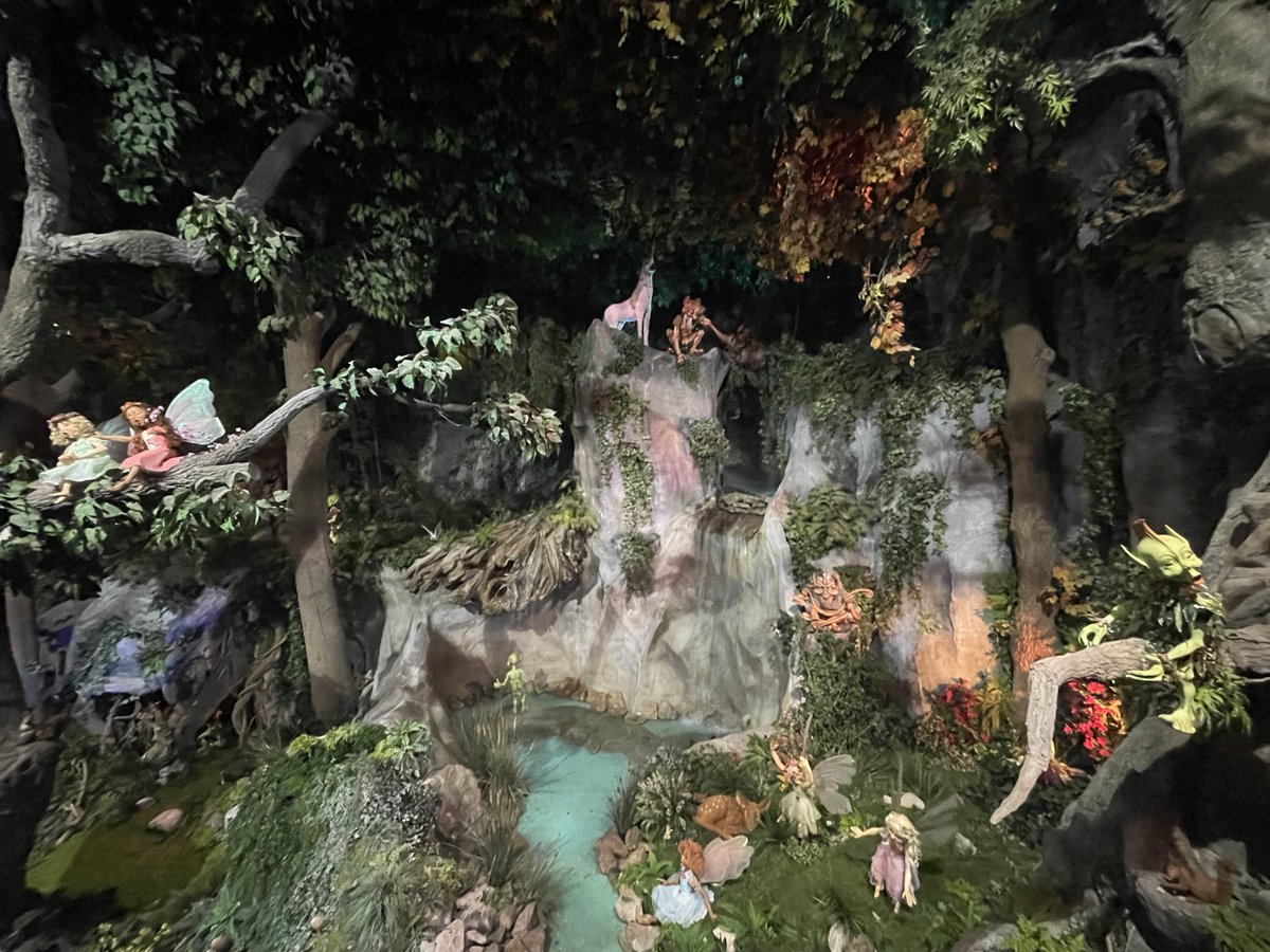 StarMightyy's tweet photo. Some pictures and videos I took in the #efteling yesterday when the lights turned on in droomvlucht!!! https://t.co/TBnHAiJ6Sv