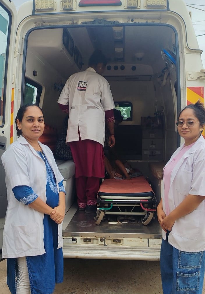 ValiaSBCC's tweet photo. 🤰 મેડિકલ ઓફિસરશ્રી  દ્વારા સગર્ભા માતાઓની સઘન તપાસ, લેબ ટેસ્ટ અને દવાઓનું વિતરણ
🚐 માતાઓની સુવિધા માટે 'ખિલખિલાટ' વાહન દ્વારા પરિવહન સેવા
આંચકી (ખેંચ) ની તકલીફવાળા એક બાળ દર્દીને સત્વરે પ્રાથમિક સારવાર આપી વધુ સારવાર અર્થે ભરૂચ સિવિલ ખાતે રેફરલ.

 #MaternalHealth #ChildCare https://t.co/mQM6fHVJ2c