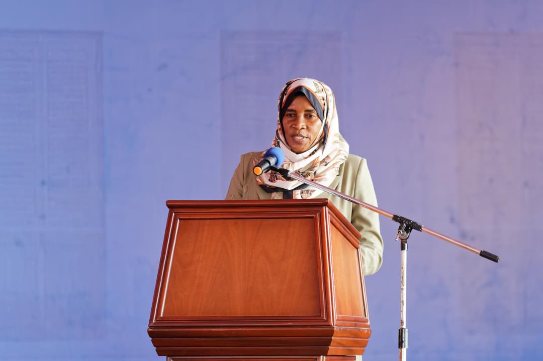 thomasjkibwana's tweet photo. Mambo 7  Yaliyokubaliwa Katika Maridhiano ya Zanzibar

Katika waraka wa maridhiano uliowasilishwa na Katibu wa Baraza la Mapinduzi na Katibu Mkuu Kiongozi, Zena Ahmed Mohamed, pande zote mbili zimekubaliana kuzingatia misingi saba muhimu itakayoongoza utekelezaji wa makubaliano hayo:

1. Kuimarisha ushirikiano wa dhati kwa kuzingatia hali halisi ya kijamii, kiuchumi na kisiasa ya Zanzibar, pamoja na changamoto na fursa zilizopo.

2. Kuchukua hatua madhubuti na stahiki katika kuhakikisha makubaliano yote yaliyofikiwa yanatekelezwa kwa ufanisi na kwa wakati.

3. Kuhakikisha mchakato unakuwa shirikishi, kwa kuwahusisha wadau muhimu pale inapohitajika ili kujenga uelewano na umoja wa pamoja.

4. Kuongozwa na misingi ya ukweli, uwazi na uaminifu, huku maslahi mapana ya Zanzibar yakiwekwa mbele kama kipaumbele kikuu.

5. Kutekeleza ajenda zilizokubaliwa kwa hatua, kwa kufuata mpango na mfumo maalumu utakaowezesha utekelezaji wenye tija na uendelevu.

6. Kuanza utekelezaji mara moja bila ucheleweshaji baada ya kusainiwa kwa tamko la maridhiano, ili kuhakikisha matokeo ya makubaliano yanaanza kuonekana kwa vitendo.

7. Kuendeleza majadiliano na ushirikiano kupitia kamati ya pamoja, hadi kufikiwa kwa suluhisho la kudumu la kisiasa lenye kuzingatia maslahi ya Zanzibar.