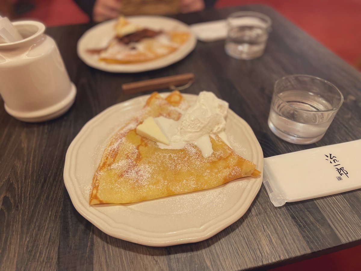 _imymemine____'s tweet photo. ずっと行きたかった治一郎クレープリーへ。味はシンプルにシュガー&amp;バター。バターと生クリームの香りがうっとり、食べるとしゅわっと溶けていく。 https://t.co/DB60nPn6Ki