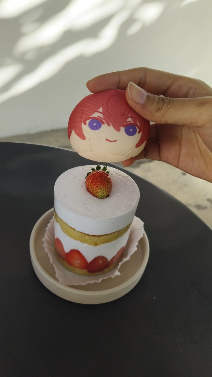 fiNd5960's tweet photo. got to eat cakes with tsukasaa~🍓🍋 https://t.co/h1cEfkPNPu