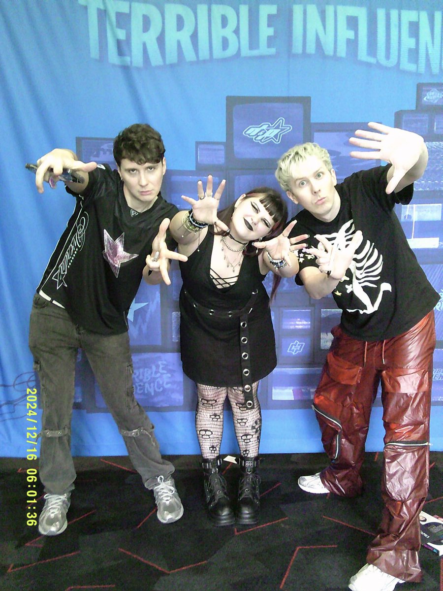leefyteefy's tweet photo. @idekwtaiftbh @phlondie oh you have no idea what this means to me
OH MY GOD ITS THE SAME DAN SHIRT FROM MY M&amp;G WTF
I JUST SAW RHIS RIGHT AS I WAS ABT TO POST https://t.co/YYu2c1f79d
