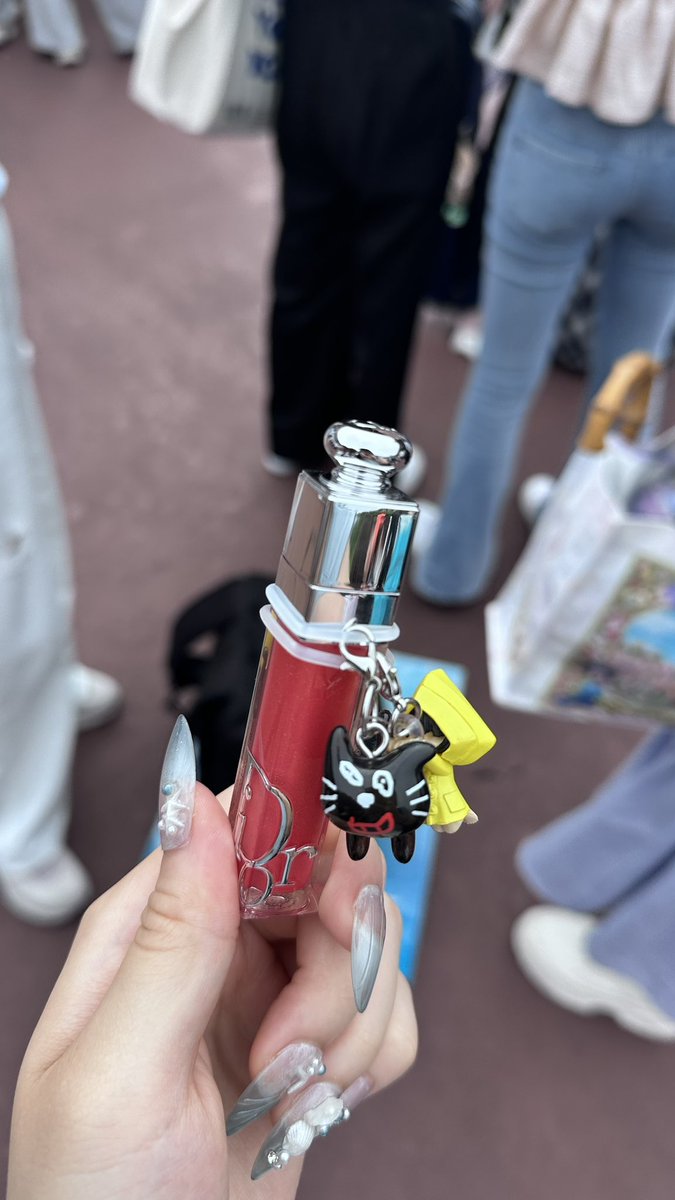 lily_lily1023's tweet photo. リトルジョージイエローが、、キヨ猫を掴んでる、、
絶対に、、離すんじゃないよ。その手 https://t.co/4TMgKufFYn