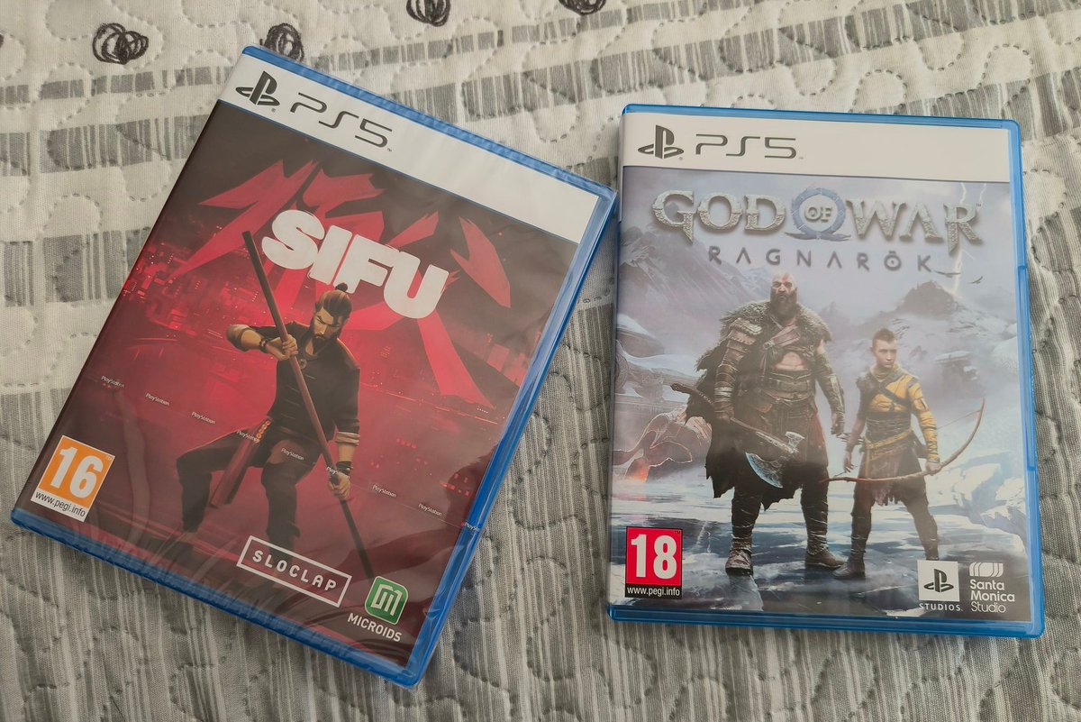 GAMERJuanfe's tweet photo. Ante el anuncio de Sony sobre la desaparición del formato físico, me voy haciendo con cosas pendientes q ahora sí, están a un precio razonable. 
Con la PS5 tengo hasta que me jubile (si aguanta la cabrona). https://t.co/g64H8RBJEy