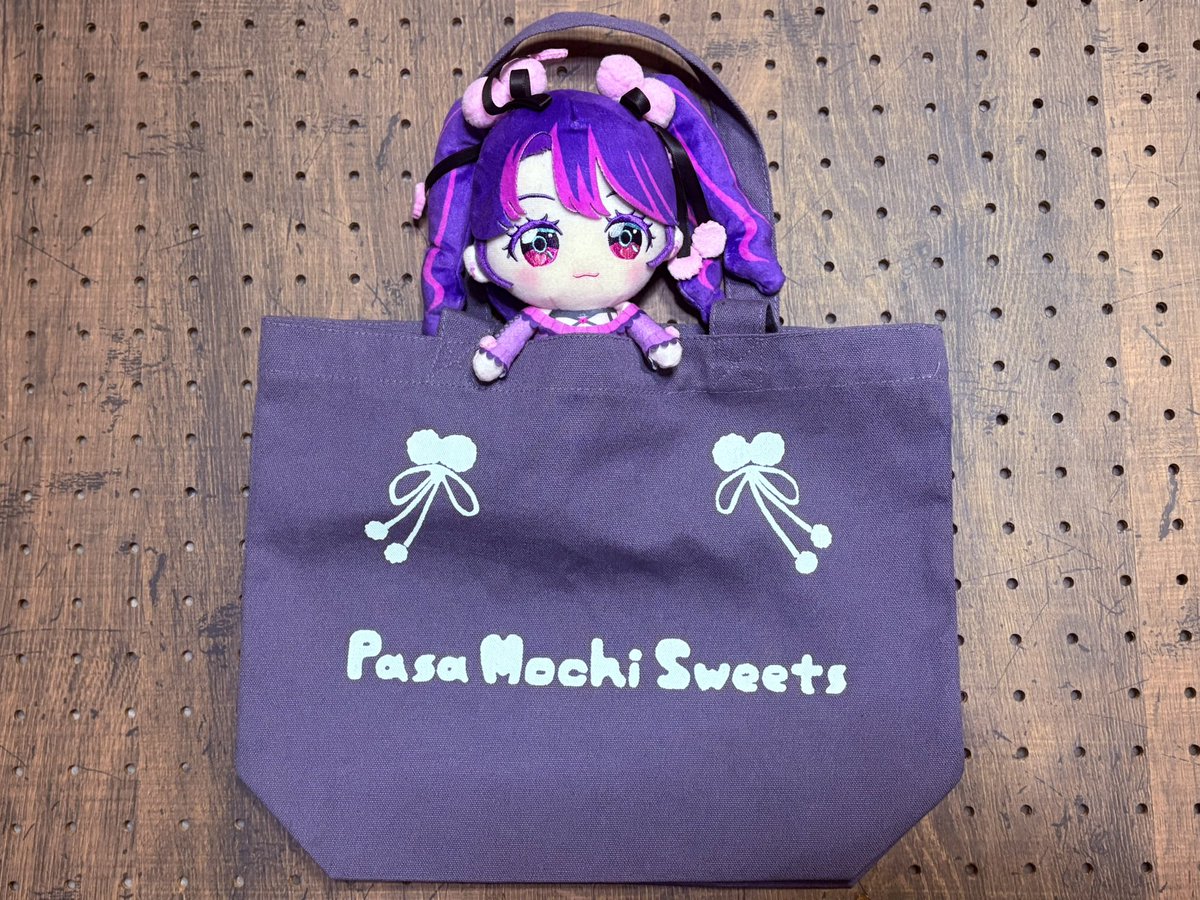 ekihsarugih's tweet photo. トートバッグのサイズ感こんな感です！
パサもちを買う為といいつつライブでの使い勝手も良く、芸カで戦利品を入れるのにも丁度良いとのお声を頂いております！✌️ https://t.co/KwlhEQS7jY